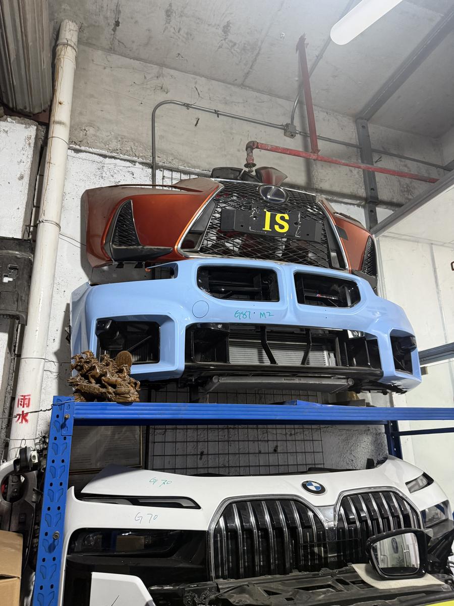 Склад в Китае — передние части BMW M2 G87, Lexus IS, BMW 7 серии