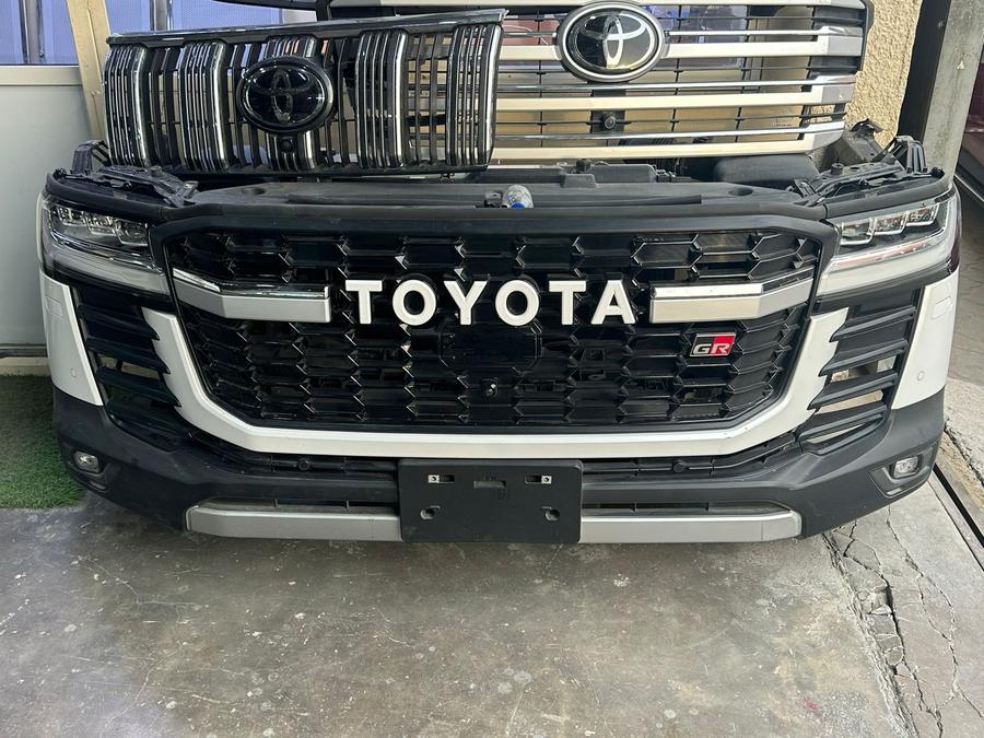 Передняя часть Toyota Land Cruiser GR