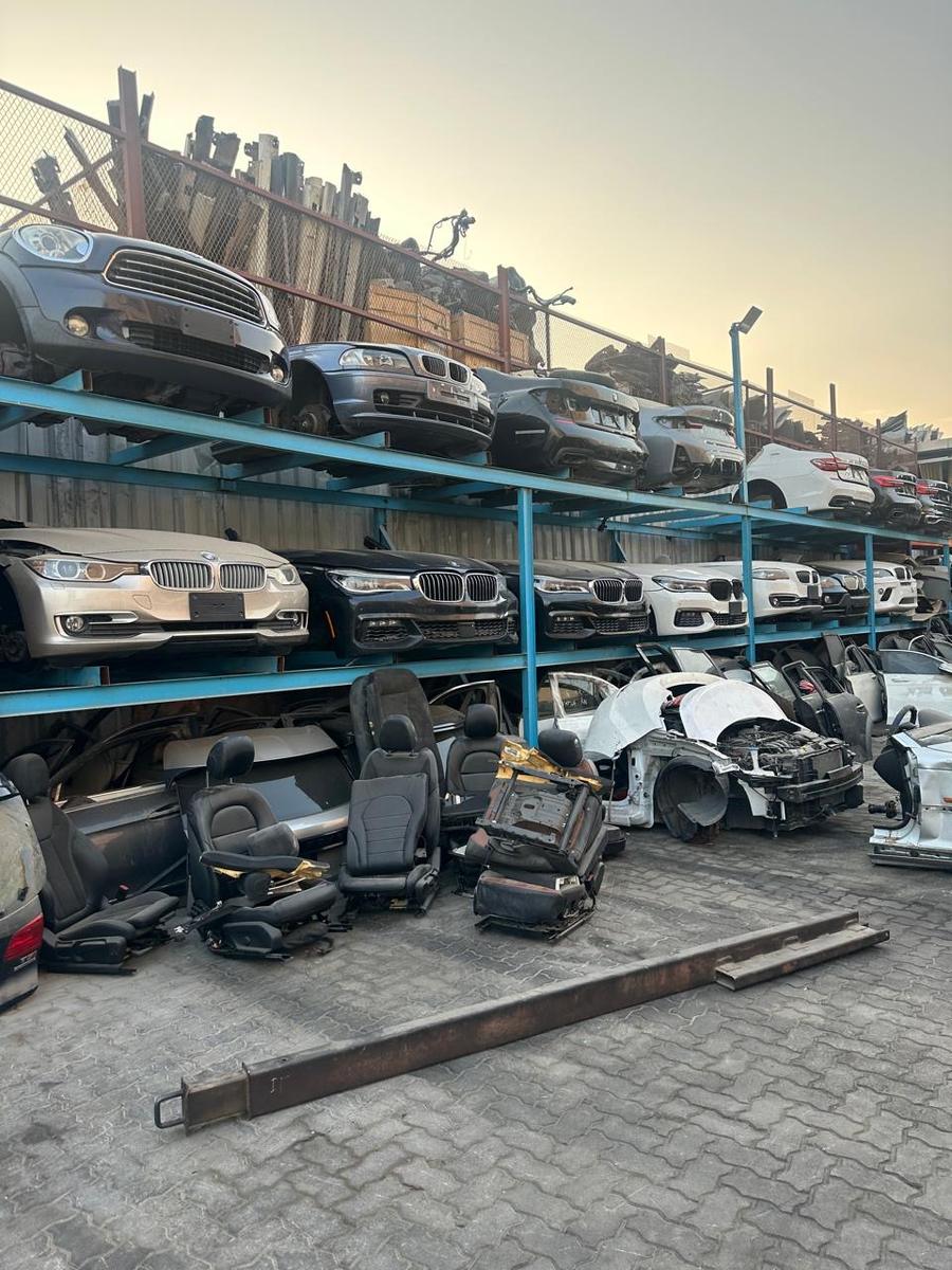 Площадка с донорскими автомобилями BMW